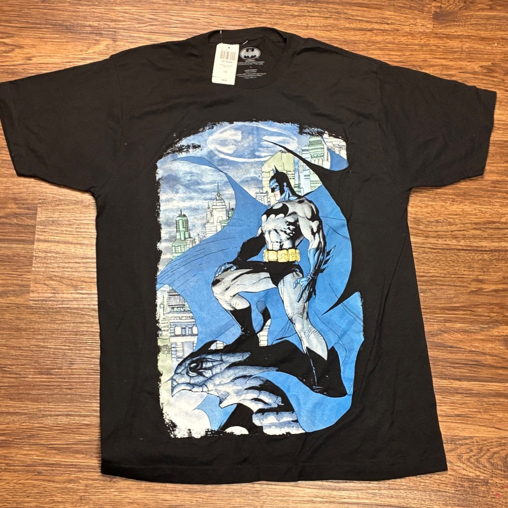 NWT DC Comics Batman Watching Gotham Graphic T-Shirt Men's Large Black Tee